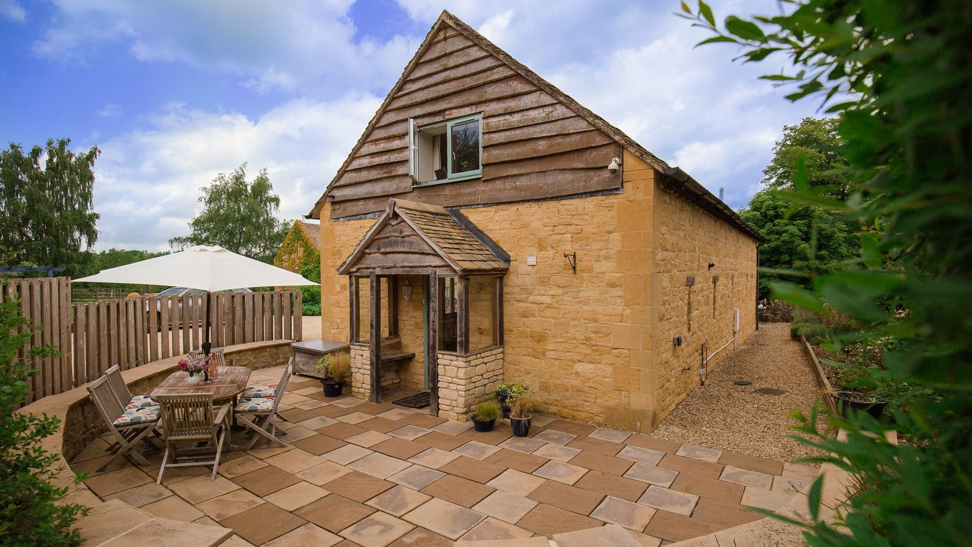 West Barn Cottage, Shipton Oliffe - sleeps 4 guests  in 2 bedrooms