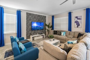 Smart TV, videogiochi, tavolo da calcetto, libri