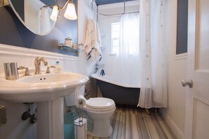 Ensemble baignoire-douche, séchoir à cheveux, serviettes fournies