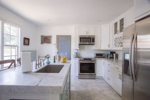 Køleskab, mikrobølgeovn, ovn, kogeplade