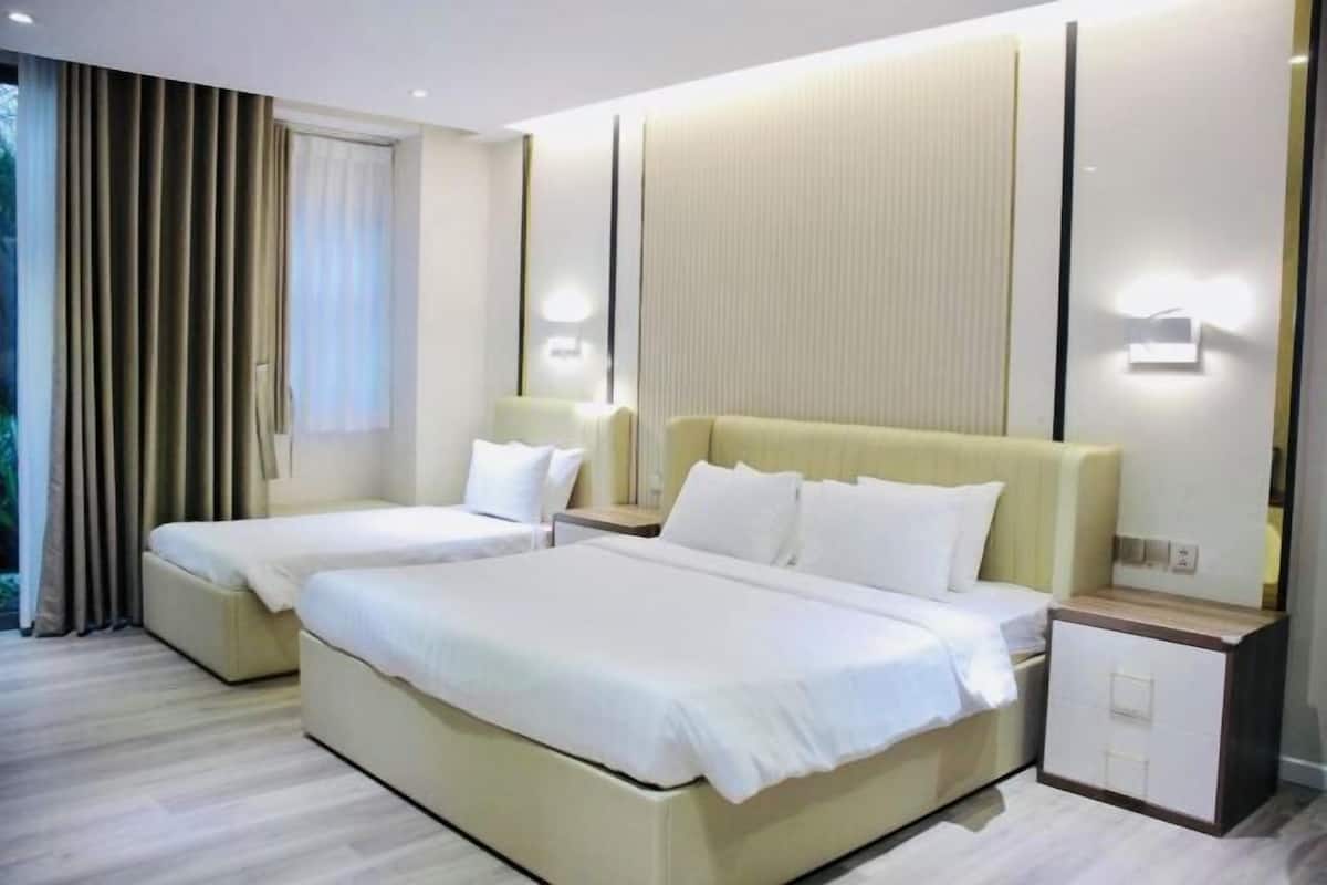Desk, blackout drapes, free WiFi, bed sheets