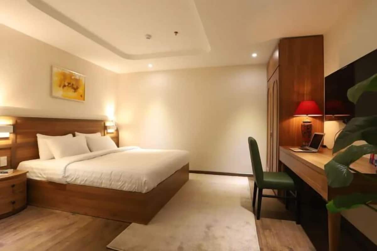 1 slaapkamer, een minibar, een bureau, verduisterende gordijnen
