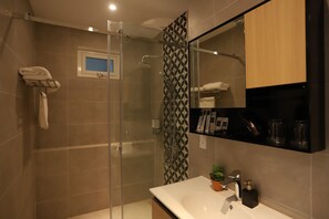 Deluxe Apartment | Bathroom | Shower, rainfall showerhead, free toiletries, hair dryer