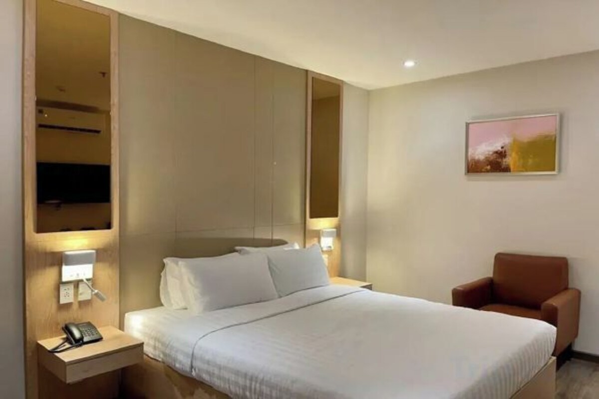 Deluxe Queen Room