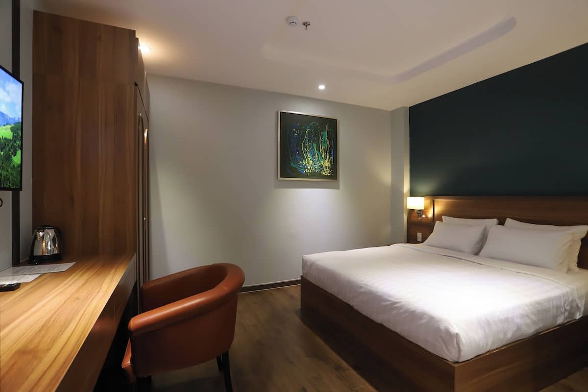 Superior kamer, 1 kingsize bed | 1 slaapkamer, een minibar, een bureau, verduisterende gordijnen