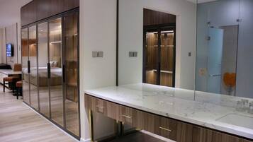 Superior Triple Room | Bathroom | Shower, rainfall showerhead, free toiletries, hair dryer