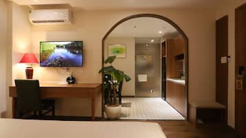 Deluxe Apartment | 1 bedroom, minibar, desk, blackout drapes