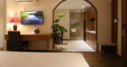 Lanura Apartments and Hotel