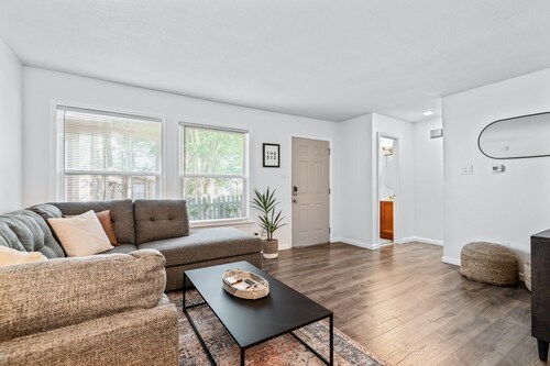 Spacious Townhome Condo - 2 bed 1.5 bath