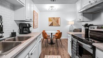 Kylskåp, mikrovågsugn, ugn och spishäll