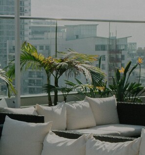 Property grounds - Serene Ballston 1BR w/ Concierge, W/D & Pool, near Metro, by Blueground (Northern Virginia)