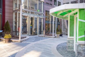 Exterior detail - Bright Bethesda 1BR w/ Gym, W/D & Lounge, steps to Metro, by Blueground (Maryland)