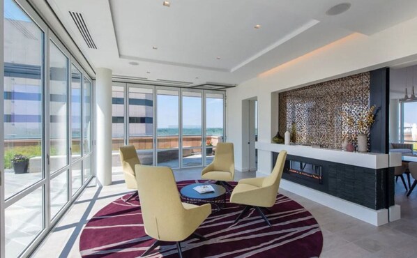 Interior - Bright Bethesda 1BR w/ Gym, W/D & Lounge, steps to Metro, by Blueground (Maryland)