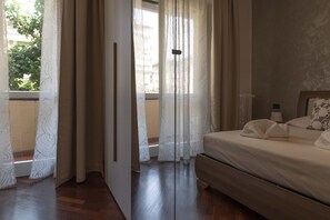 2 bedrooms, iron/ironing board, free WiFi - Novoli Suite Apartment (Florence)