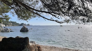 Plage à proximité, chaises longues