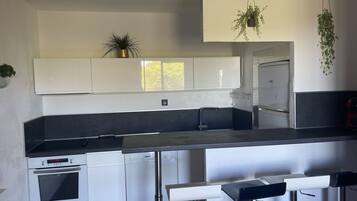 Réfrigérateur, micro-ondes, four, plaque de cuisson