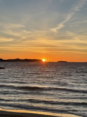 Ranta lähistöllä, aurinkotuoleja