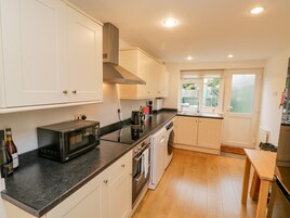 Cottage | Private kitchen | Fridge, dishwasher, electric kettle, toaster