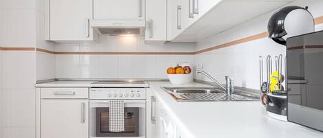 ثلاجة، ميكروويف، فرن، غسالة أطباق