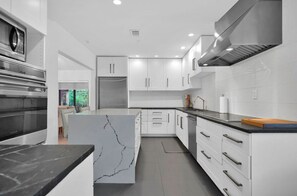 Fridge, microwave, oven, stovetop - Villa Zen Miami Gated Luxury Home w/ Pool Sleeps 8 (Miami)