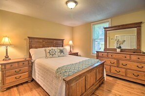 3 bedrooms, iron/ironing board, WiFi, bed sheets - Updated Savannah Hideaway w/ Luxury Backyard! (Savannah)