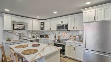 Fridge, microwave, stovetop, dishwasher