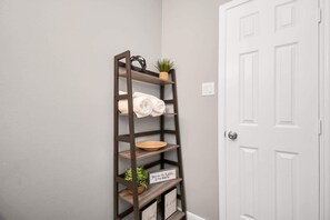 3 Schlafzimmer, Schreibtisch, Bügeleisen/Bügelbrett, Reisekinderbett