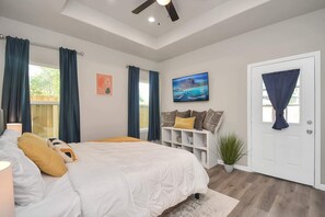 3 bedrooms, desk, iron/ironing board, travel crib