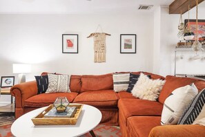 Smart TV, video games, books, music library - Dog Friendly Private Entrance Basement Apartment in Grant Park (Atlanta)