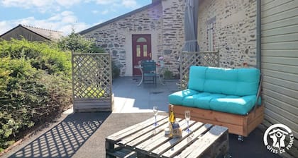 Tastefully renovated barn south of Rennes with 4 bright rooms for 8 persons.