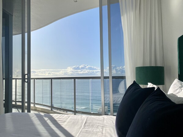 3 bedrooms, iron/ironing board, travel cot, free WiFi - Stunning 3BR, 42nd Floor Skyhome - Breathtaking views!  (Surfers Paradise)