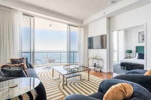 Smart TV - Stunning 3BR, 42nd Floor Skyhome - Breathtaking views!  (Surfers Paradise)