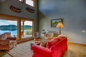 智能電視、壁爐、DVD 播放機