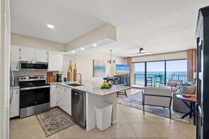 冷蔵庫、電子レンジ、オーブン、コンロ