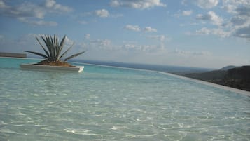 Außenpool (je nach Saison geöffnet), Liegestühle