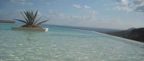 Una piscina al aire libre de temporada (de 08:30 a 19:00), tumbonas