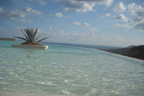 Sesongbasert utendørsbasseng og solsenger