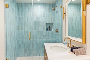 Combined shower/bathtub, hair dryer, shampoo