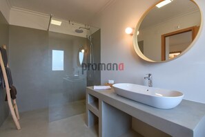 Shower, towels - Villa Leonika -new and modern -Moraira, Costa Blanca. (Moraira)