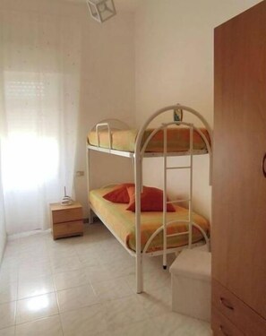 3 bedrooms, iron/ironing board, bed sheets