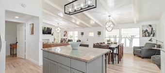 Remodeled Lakefront! Private beach, toys & hot tub