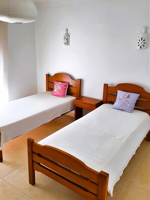 2 chambres, fer et planche à repasser, literie fournie