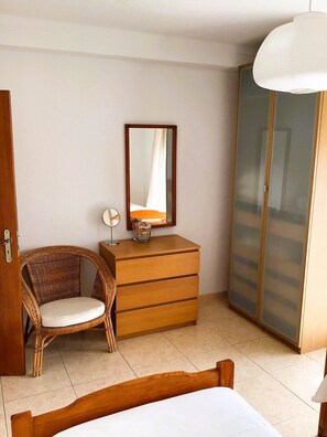 2 quartos, ferros/tábuas de passar roupa, roupa de cama