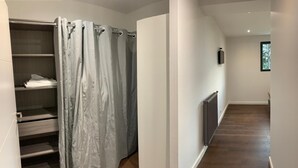 A hallway with a wooden floor, a radiator, and a window with a view of trees. - Appartement AU Coeur DU Pays Basque (Urrugne)