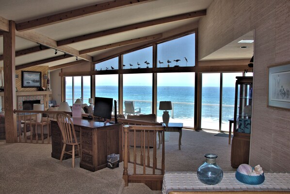 Smart TV, fireplace, DVD player, table tennis