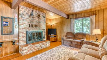 Televisión, reproductor de DVD, videoteca y estéreo