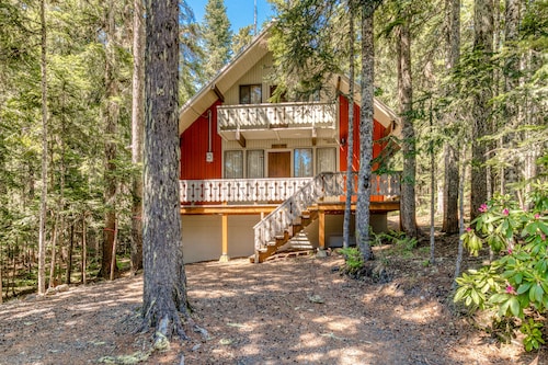 Two-Story Cabin with Wood Fireplace, Deck, Gas Grill & Washer Dryer