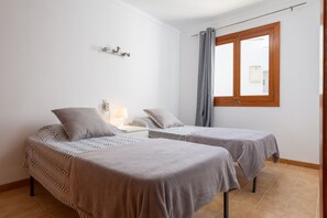 3 habitaciones, tabla de planchar con plancha, cunas y wifi gratis 