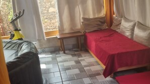 A room with a bed, a bench, and a table. - A soothing guest house set in nature and on the beach of the Atlantic coast (Essaouira)