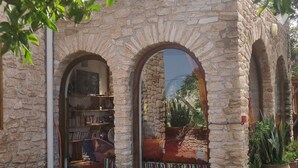 A stone building with arched windows and a garden. - A soothing guest house set in nature and on the beach of the Atlantic coast (Essaouira)